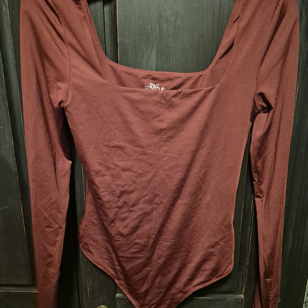 Scoop Neck Long-Sleeve Bodysuit in Burgundy